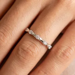 Bague Jonc Fin Semé de Diamants en Or 18K ou Platine