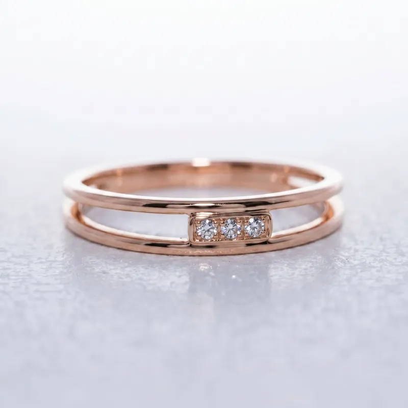 Bague jonc ajouré trois diamants en or 18K ou platine