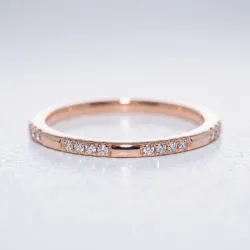 Bague Jonc Fin Trois Pavés en Or 18K ou Platine | Celinni