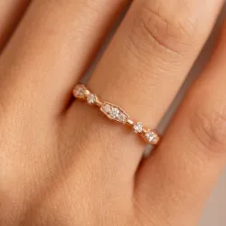 Bague Alliance Semée de Motifs Géométriques en Or 18K