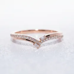 Bague Contour Chevron Baguettes en Or 18K ou Platine