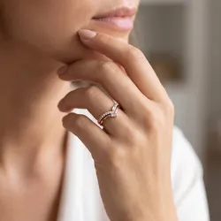 Bague Contour Chevron Baguettes en Or 18K ou Platine
