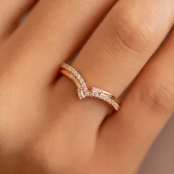 Bague Contour Chevron Baguettes en Or 18K ou Platine