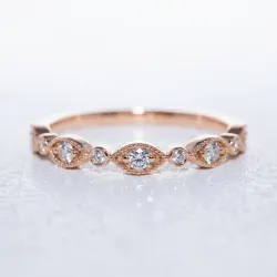 Bague Demi-alliance Marquise Milgrain en Or 18K ou Platine