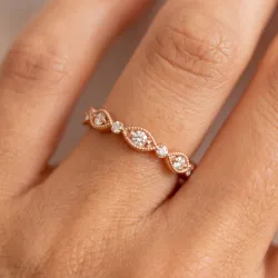 Bague Demi-alliance Marquise Milgrain en Or 18K ou Platine