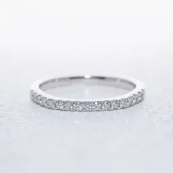 Bague Demi-jonc Chevron Pavé en Or 18K ou Platine | Celinni
