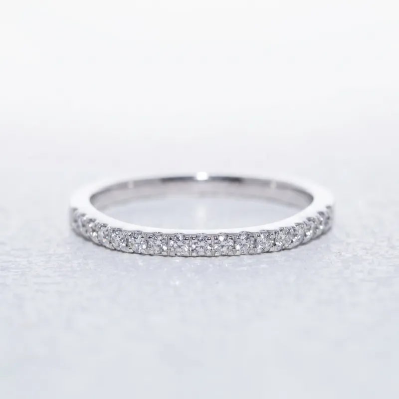 Bague Demi-jonc Chevron Pavé en Or 18K ou Platine | Celinni