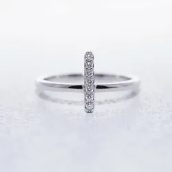 Bague Barrette Verticale Pavée en Or 18K ou Platine