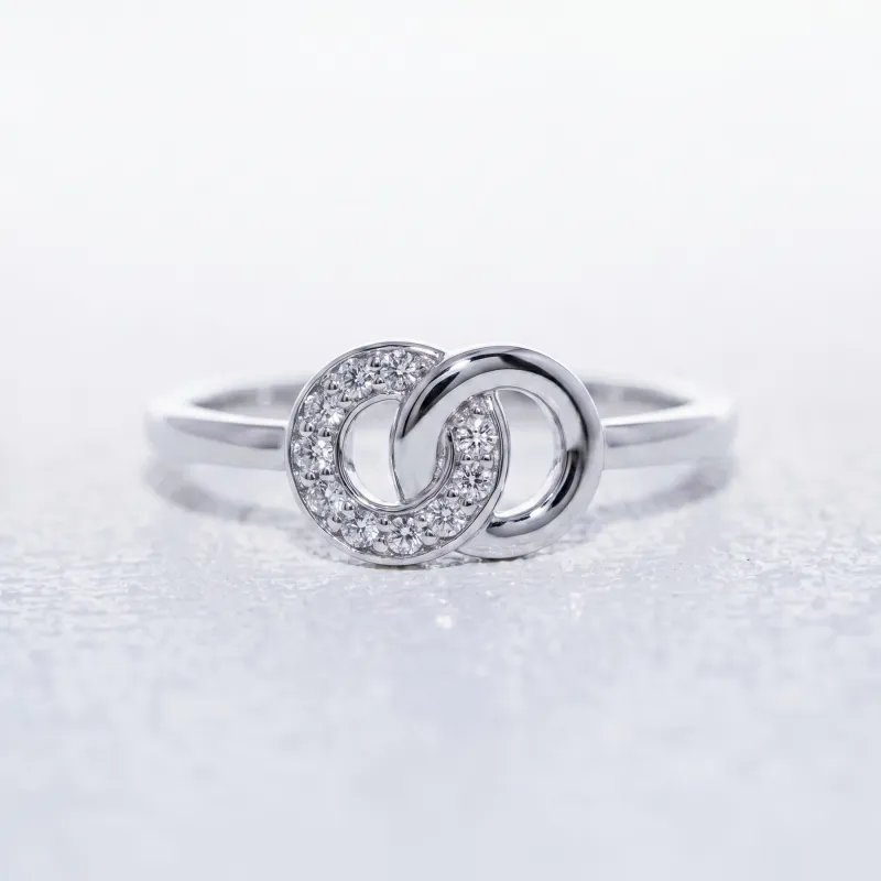 Bague Cercles Entrelac&eacute;s Pav&eacute;s en Or 18K ou Platine