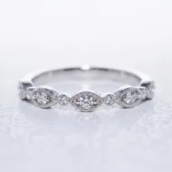 Bague Demi-alliance Marquise Milgrain en Or 18K ou Platine