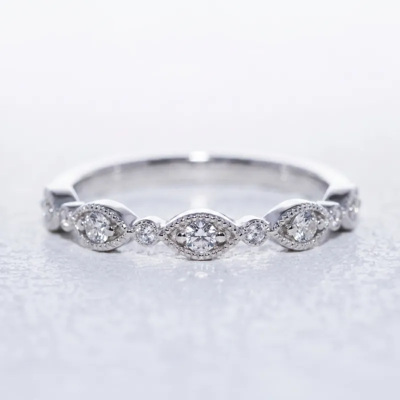 Bague Demi-alliance Marquise Milgrain en Or 18K ou Platine