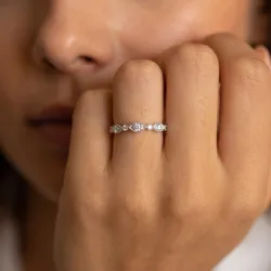 Bague Demi-alliance Marquise Milgrain en Or 18K ou Platine
