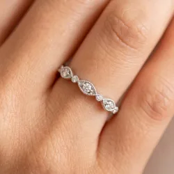 Bague Demi-alliance Marquise Milgrain en Or 18K ou Platine