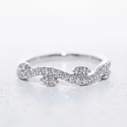 Bague Crois&eacute;e Volutes Pav&eacute;es en Or 18K ou Platine | Celinni
