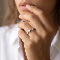 Bague Crois&eacute;e Volutes Pav&eacute;es en Or 18K ou Platine | Celinni