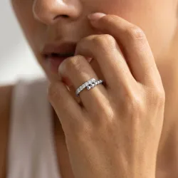 Bague Jonc Ouvert Barrette Pav&eacute;e en Or 18K ou Platine
