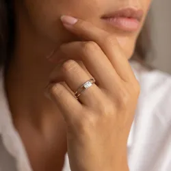 Bague jonc ajour&eacute; trois diamants en or 18K ou platine
