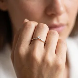 Bague Solitaire Chevron en Or 18K ou Platine | Celinni