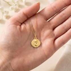 M&eacute;daille Ange en Pri&egrave;re Coussin Taill&eacute; Or Jaune 18 Carats - 14 mm