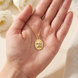 M&eacute;daille Ange de Rapha&euml;l Ovale Allong&eacute;e Or Jaune 18 Carats - 17 x 10 mm