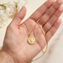 M&eacute;daille Petite Vierge en Pri&egrave;re Disque Poli Or Jaune 18 Carats - 18 mm