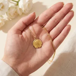 Grande M&eacute;daille Vierge Cadre Poli Or Jaune 18 Carats - 19 mm