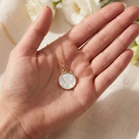 Médaille Ange en Prière en Nacre et Or Jaune 18 Carats