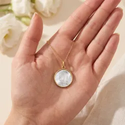 Praying Virgin Medal Mother-of-Pearl 18K Yellow Gold - 16 mm
