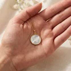 Médaille Vierge en Prière Nacre et Or Jaune 18 Carats - 16 mm