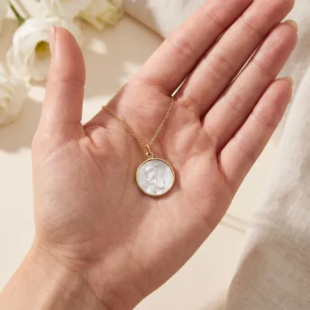 Grande Médaille Vierge en Prière 18 mm en Nacre et Or Jaune 18 Carats