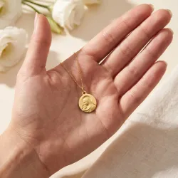 Médaille Vierge à l'Enfant Ovale Disque Poli Or Jaune 18 Carats - 20 x 17 mm