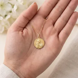 ميدالية العذراء والطفل خدّاً إلى خدّ من الذهب الأصفر عيار 18 - 17 مم