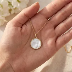M&eacute;daille Vierge &agrave; l'Enfant Voile Perl&eacute; Nacre et Or Jaune 18 Carats - 18 mm