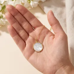 Medaille Maagd die het Kind Kust Parelmoer 18K Geelgoud - 18 mm