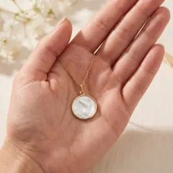 Grande Médaille Vierge à l'Enfant Voile Perlé Nacre et Or Jaune 18 Carats - 20 mm
