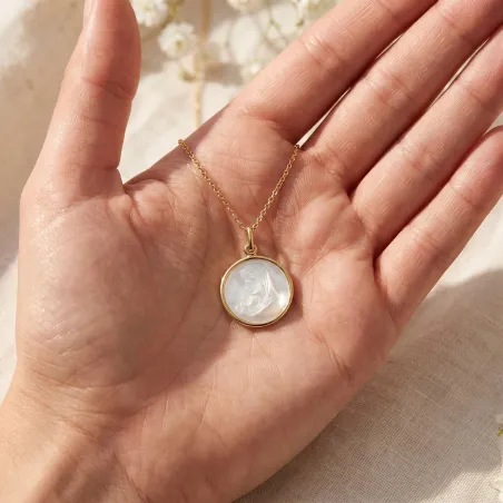 Médaille Vierge au Baiser de l'Enfant en Nacre et Or Jaune 18 Carats