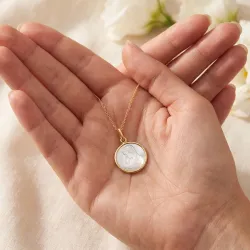 M&eacute;daille Vierge au Baiser de l'Enfant Nacre et Or Jaune 18 Carats - 16 mm