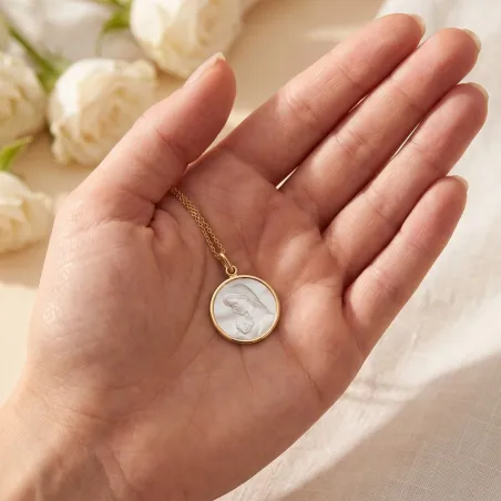 Médaille Vierge Penchée sur l'Enfant en Nacre et Or Jaune 18 Carats