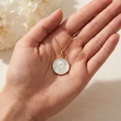 Medaille Gekr&ouml;nte Jungfrau Perlmutt 18K Gelbgold - 16 mm