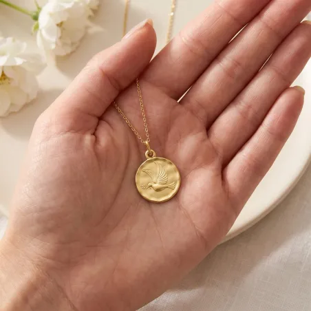 Medalla Paloma sobre Disco Martillado en Oro Amarillo de 18 Quilates