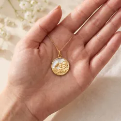 M&eacute;daille Sainte Famille Nacre et Or Jaune 18 Carats - 16 mm
