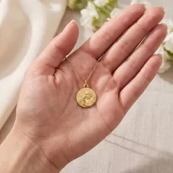 ميدالية القديس يوسف والطفل من الذهب الأصفر عيار 18 - 18 مم