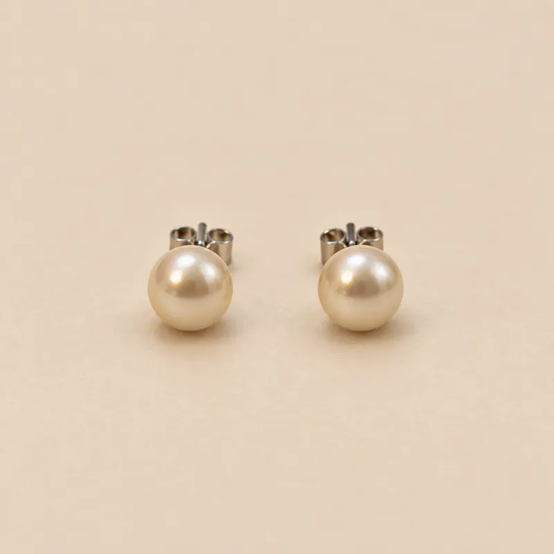 UNE PAIRE DE BOUCLES D’OREILLES PERLES