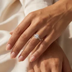 Anillo de Compromiso Diamante Redondo Aur&eacute;ole | Halo Oro 18K y Platino | Celinni