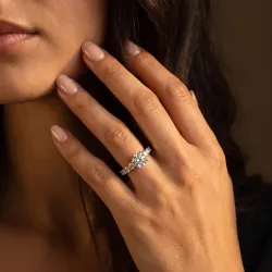 Anillo de compromiso diamante redondo Aria pavé | Celinni