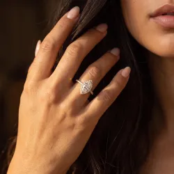 Anillo de compromiso diamante marquesa Aur&eacute;ole | Celinni