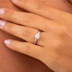 Camille Ring aus 18K Gold & Diamanten im Kissenschliff