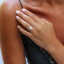 خاتم دانا من الذهب عيار 18 قيراط والمرصع بالألماس الطبيعي