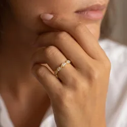 Milgrain Leaf Wedding Band in 18K Gold or Platinum | Celinni