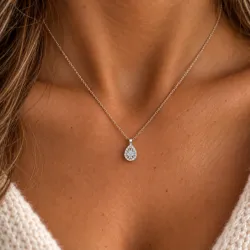 Colgante Pera Pavé Ilusión Diamantes en Oro Blanco 18K